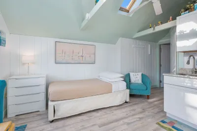 Charming SeaGills Rest Cottage Steps from Nantucket Sound
