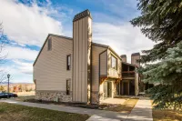 Scenic Views and Cozy Gas Fireplace - Charming Oasis Hotel a Snyderville