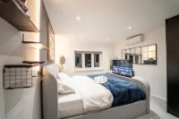 Luxury Retreat, Hot tub,  SK Massage Bed & Tesla