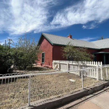Charming 1800's fully modernized farmhouse in downtown Silver City- pet friendly