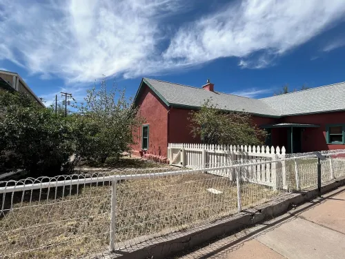 Charming 1800's fully modernized farmhouse in downtown Silver City- pet friendly - Wifi