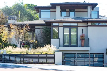 Outdoor Patio, Firepit, and Short Walk to Beach - Gorgeous Custom Oasis Отели в г. Солана Бич