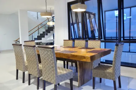 Kamala Plantation View Villa 10 Bedrooms with a Private Heated Infinity Pool and a Billiard Table Отели рядом с достопримечательностью «Bukit Bintang»