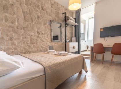 City Center Studio Apartments L&B