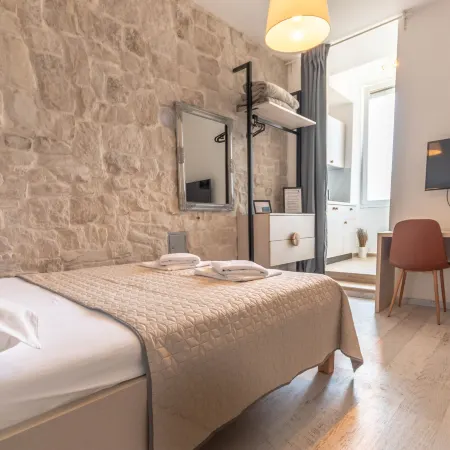 City Center Studio Apartments L&B