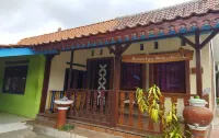 Home Stay Muhrodin Hotel di Karanganyar