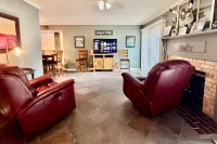 Spacious Layout Near Local Attractions - Charming Condo