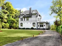 Opulent Holiday Home in Spa with Sauna, Hot Tub, Playroom Hotele w: Spa