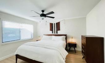 Walkable Ots, Heated Poolside Mid Century Condo