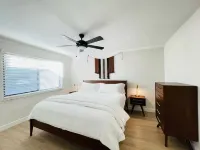 Walkable Ots, Heated Poolside Mid Century Condo