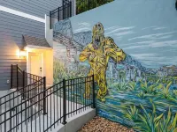 Pop Art on Hedgewood  4BR  Game Room  Hot Tub  Screened Porch  3 Min to Downtown Hotels in Red Bank