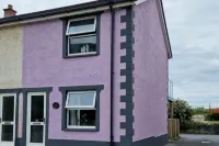 2BR-Sleeps4-Balcony-PetsOK-Parking-Ferryside Hotels in Llangynog