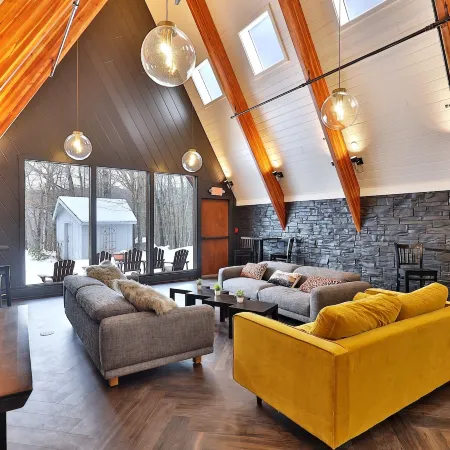 The Birch Ridge: American Classic Room #7 - King Suite in Killington. Hot Tub. 1 Bedroom Home