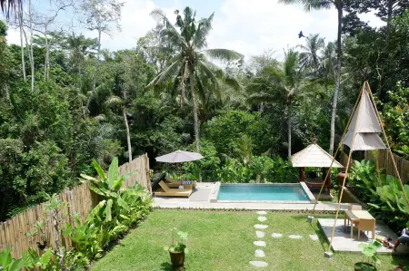 Pitu A Punggul Village Escape Отели рядом с достопримечательностью «Real Bali Swing»