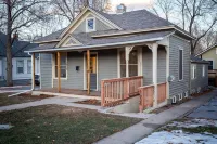 Cozy Retreat | Walk to Unc | Free Cruiser Bikes