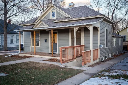 Cozy Retreat | Walk to Unc | Free Cruiser Bikes Отели рядом с достопримечательностью «Библиотека Хай Плейнс Лайбрари Дистрикт Сентенниал Парк»