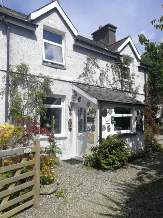 Yr  Hen Farcdy Bed & Breakfast Отели в г. Тросфинидд