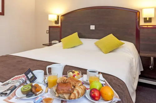 卡奧爾-勒弗朗斯 Brit Hotel酒店 - 停車場