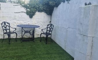 6 Guests-Free Public Parking-5 Min to Beach