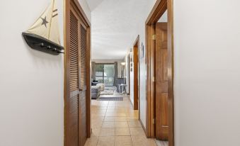 Spacious Modern Condo - 1st Floor - One Block to the Beach