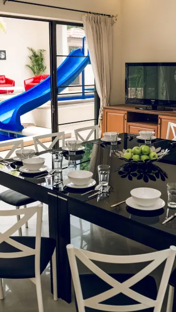 วิลล่า 8 ห้องนอน พร้อมสระว่ายน้ำส่วนตัว 2 สระและอ่างน้ำร้อน