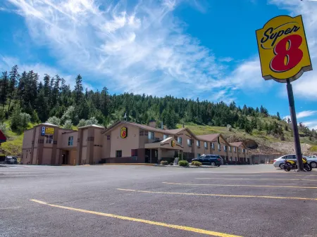 Super 8 by Wyndham Kamloops on the Hill Отели рядом с достопримечательностью «BIG Little Science Centre»