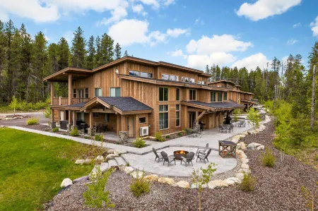 Hot Tub, Game Room, Stunning Mountain Views - Luxurious Haven
