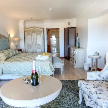 Misty Waves Boutique Hotel