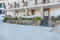 Cyrus&Janus Flats - de Vivo Realty