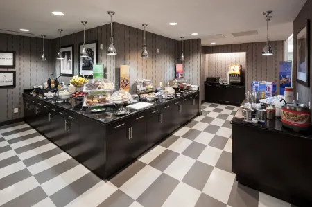 Hampton Inn San Diego-Downtown/Airport Area Отели рядом с достопримечательностью «Морской музей Сан-Диего»