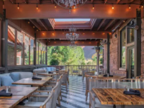 คลิฟฟ์โรส สปริงเดล คิวริโอ คอลเลกชั่น บาย ฮิลตัน โรงแรมในสปริงเดล