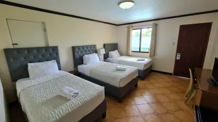 Marvin's Seaside Inn Отели в г. Билиран