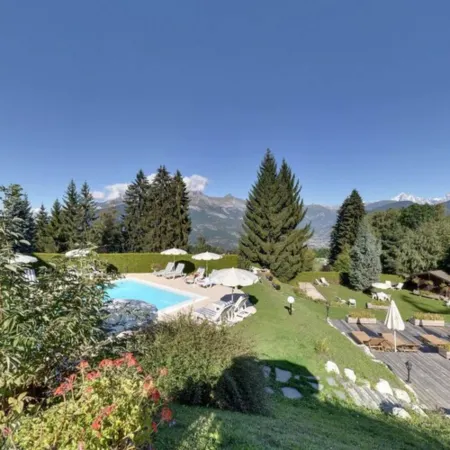 Aux Ducs de Savoie Отели в г. Комблу