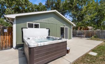 Downtown Windsor Home With Hot Tub & Pool Table