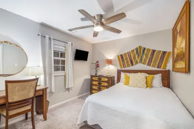 Pet Friendly & Convenient 2 Bedroom with private fenced in yard and Hottub Hotels near Magnolia Plantation and Gardens