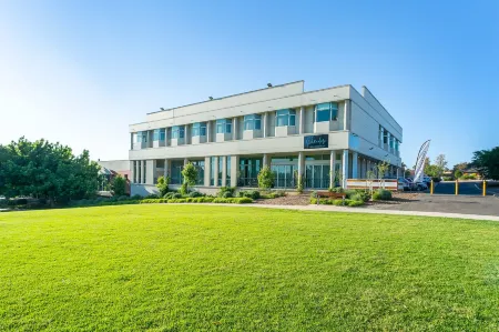 Sfera's Park Suites & Convention Centre Отели в г. Гиллс Плейнс