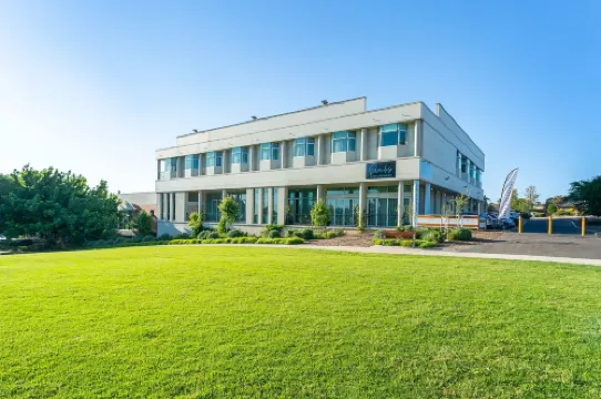 Sfera's Park Suites & Convention Centre