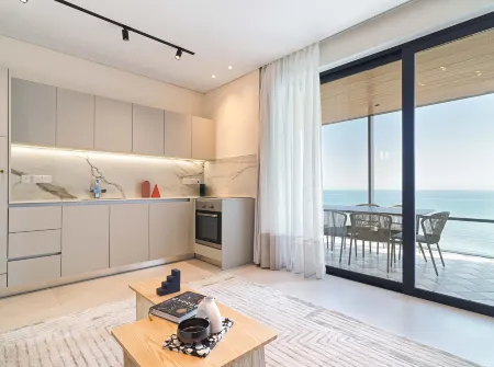 LIV Mackenzie Beach Suites Отели в г. Перволия