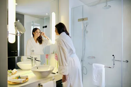 Park Rotana Отели рядом с достопримечательностью «Мост Шейха Заеда»