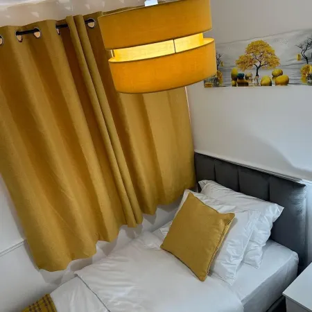 House Sleeps 7 - Contractors, Free Parking