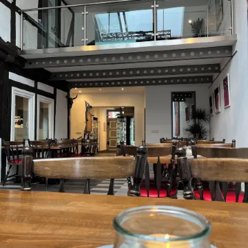 Passage 84 - Hotel & Café