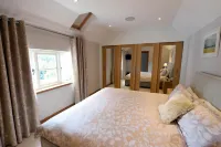 Priory Cottage - Luxury Cottage, Near to Beach
