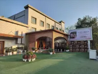 Hotel Luxe Opera NH8 - 7km from IGI Airport Delhi - "Managed by Bel-La Monde Group of Hotels"