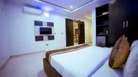 1-Bedroom Flat - Sleeps 3 - Pool - Spa - Parking - บังกะโล