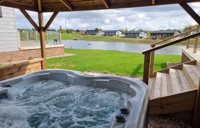 Pet Friendly 2-Bed Luxury Lodge in Routh w/ Hottub
