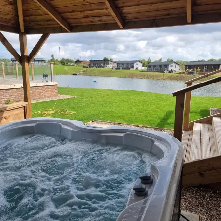 Pet Friendly 2-Bed Luxury Lodge in Routh w/ Hottub