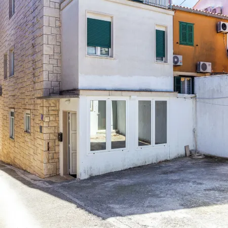 Stone house Dragan in the very center, with pool table, two balconies and the sea view