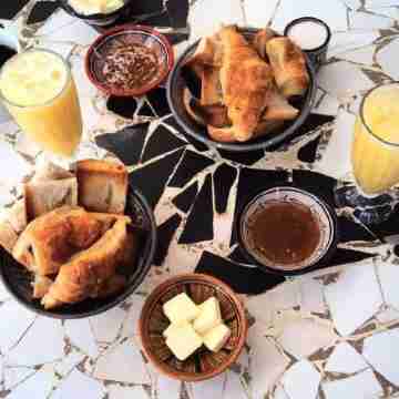 "Par 4 Chemins" - Atypical Stopover Dining/Meeting Rooms