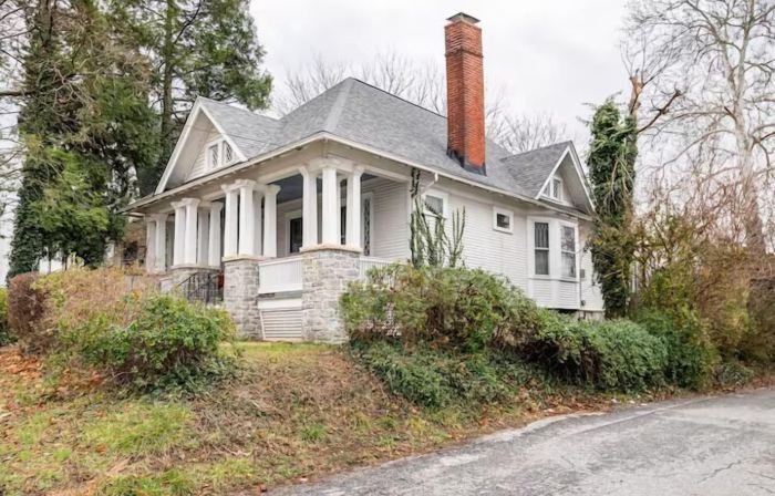 Cozy Cape Cod Bungalow King Queen WD Full Kitchen Wifi Desk