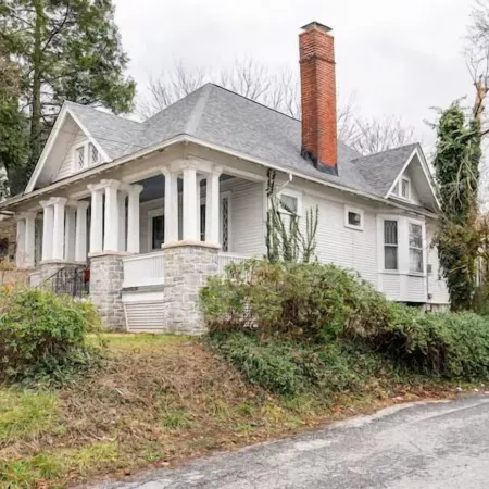 Cozy Cape Cod Bungalow King Queen WD Full Kitchen Wifi Desk